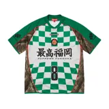 Camiseta de fútbol Supreme con diseño de tablero de ajedrez en verde y blanco, paneles laterales con estampado de camuflaje tipo realtree, cuello en V y número 8 estampado en el frente.