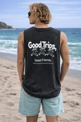 Musculosa de algodón color azul, con diseño estampado en el centro del pecho que representa a un personaje con forma de hongo caminando.