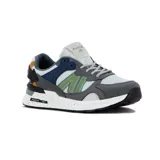 Zapatilla deportiva estilo retro, color gris, blanco, verde y azul marino, con detalles en mostaza y negro. Presenta una capellada con paneles de malla y gamuza, y una suela blanca con salpicaduras negras.