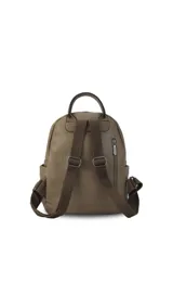 Mochila pequeña de símil cuero color negro, con bolsillo frontal con cierre, asa de mano y correas regulables.