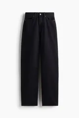 Jean de corte recto y tiro alto confeccionado en denim rígido de cinco bolsillos. Presenta un diseño de pierna recta levemente holgada y cierre frontal con botón.