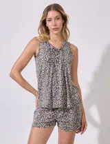 Conjunto de pijama marca René Rofé, compuesto por musculosa con escote en V, botones, detalles tableados y short con cintura elastizada.