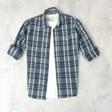 Camisa de manga larga a cuadros grises, verdes y blancos, de algodón peinado.