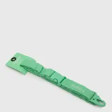 Lanyard elástico color verde menta con hebilla de cierre rápido y gancho metálico desmontable. Presenta el logo de la marca estampado en color blanco.