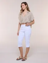 Pantalón capri blanco de tiro alto, corte entallado y silueta ajustada, con pretina ancha elastizada sin cierres, bolsillos simulados al frente y pequeños tajos en los ruedos.