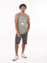 Musculosa blanca con estampado de una tabla de surf en la playa.