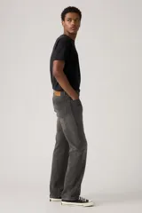 Jeans de denim gris oscuro, con corte relajado, cintura media y pierna recta. Presentan diseño clásico de cinco bolsillos y cierre frontal con botón y cremallera.