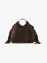 Cartera de mano confeccionada en gamuza color marrón, con diseño de estructura flexible y flecos laterales. Presenta un asa rígida metálica circular integrada.