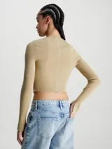 Cárdigan cropped de punto de canalé color beige, con cierre de corchete, mangas largas y logo bordado de Calvin Klein en el bajo.