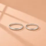 Par de alianzas bombé de plata, de diseño clásico y acabado brillante.