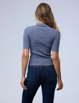 Buzo Philosophy de tejido acanalado color borgoña, con cuello alto y mangas cortas.