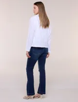 Blazer de lino, rayón y algodón color blanco, de silueta semi holgada y estructura relajada. Cuenta con cuello solapa, escote en V profundo, cierre frontal con un único botón central y mangas largas. Incluye bolsillos simulados con solapa en broderie calado.