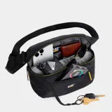 Bolso bandolera negro Caterpillar, modelo Nevada Shoulder Bag, con compartimento principal con cierre, bolsillo frontal con cremallera, llavero y correa ajustable para el hombro.