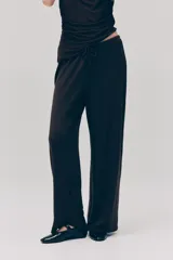 Pantalón de punto fino marrón, de corte relajado con piernas rectas y cintura elástica con cordón ajustable.