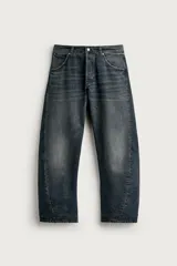 Jeans loose fit de hombre confeccionados en denim de algodón con efecto lavado, tiro medio y perneras con costuras giradas.