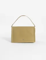 Bandolera de cuero sintético color beige, con tapa frontal que presenta tres paneles verticales con pespuntes. Tiene un asa corta superior y una correa larga regulable y removible. Incluye un pequeño logo metálico en la parte inferior central de la tapa.