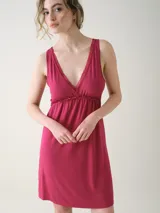 Camisón midi color fucsia, confeccionado en viscosa y elastano, con escote en V profundo adornado con encaje y corte fruncido bajo el busto.