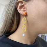 Aros colgantes con pasador naranja, dos piezas de acrílico transparente con diseño abstracto amarillo y perla de río natural.