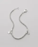 Pulsera de plata elaborada con cuentas esféricas texturizadas y dos dijes colgantes en forma de estrella.