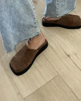 Suecos negros de cuero vacuno con plataforma y punta cuadrada.