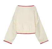 Sweater de tejido de punto grueso en color crema, con diseño de mariposas en color azul y detalles de terminación en color rojo en el cuello, puños y ruedo. Presenta un calce relajado, escote amplio y mangas largas.