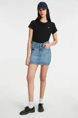 Minifalda de jean celeste de Levi's con tiro medio, corte ajustado y bolsillos delanteros y traseros.