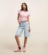 Blusa básica de manga corta, cuello redondo y textura sutil, confeccionada en viscosa con elastano. El bajo de la prenda es ondulado.