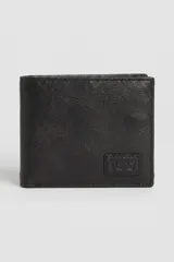 Billetera Levis modelo Billfold Housemark de cuero sintético negro con pespuntes en los bordes y parche frontal con el logo grabado.