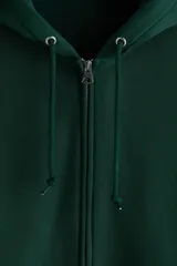 Campera con capucha de tejido pesado de mezcla de algodón con interior cepillado suave. Presenta hombros caídos, capucha forrada con cordón de ajuste, cierre frontal y bolsillos tipo canguro. Cuenta con puños y bajo acanalados, con un corte oversized.