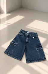 Bermuda de denim azul oscuro con bolsillos cargo laterales y diseño holgado.