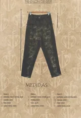 Pantalón slouchy gris con estampado floral, de bengalina elastizada.