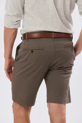 Bermuda clásica azul marino confeccionada en gabardina liviana de algodón con elastano, de corte recto y diseño liso.