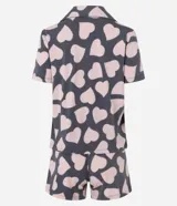 Conjunto de pijama americano corto confeccionado en viscosa certificada, compuesto por una blusa de manga corta con cuello solapa y abotonado delantero, y un short con cintura elástica y lazo. Estampado de corazones.
