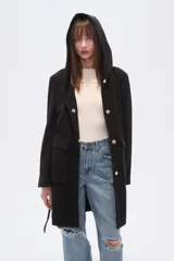 Tapado negro de manga larga con capucha, bolsillos frontales tipo parche y lazo ajustable en la cintura.