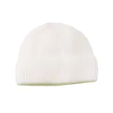 Gorro tipo beanie de punto acanalado en color blanco, con borde doblado.