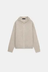 Sudadera de lana con capucha, manga larga y cierre frontal con cremallera. Diseño de punto con acabado jaspeado.