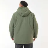 Parka color verde militar con capucha, cierre frontal de cremallera, bolsillos de parche con doble entrada y forro interior.