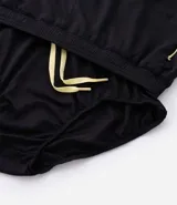 Bermuda deportiva masculina gris con cintura elástica, bolsillos laterales y cordón de ajuste.