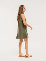 Vestido corto color beige de lino con escote redondo y volado godet en el ruedo.