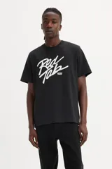 Remera negra de corte recto con estampado frontal del logo Levi's Red Tab en blanco.