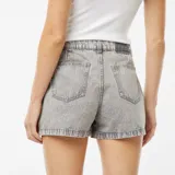 Short de jean gris de tiro alto con cuatro bolsillos de parche.