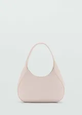 Bolso de hombro tipo hobo en color beige, con diseño minimalista, asa corta integrada y cierre de cremallera.