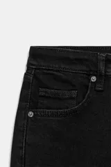 Jeans de tiro alto con diseño cropped flare, confeccionados en denim azul con acabado desgastado. Presentan cinco bolsillos, cierre frontal con cremallera y botón metálico, y bajo con terminación sin costuras.