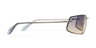 Lentes de sol rectangulares con montura metálica plateada y lentes con degradado de azul a beige. Presentan un diseño envolvente con patillas de acetato.