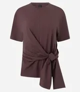 Blusa de algodón color bordó, con cuello redondo, mangas cortas y diseño con lazo frontal tipo pañuelo.