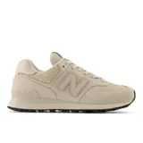 Championes New Balance 574 color beige, confeccionados en gamuza y malla con detalles en cuero sintético y estampado animal print.