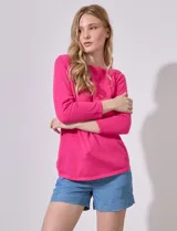 Buzo tejido en hilado de algodón color fucsia, marca Ninety, con mangas 3/4 y cuello redondo.