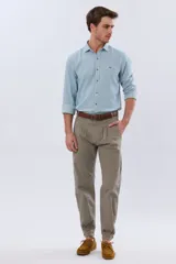 Pantalón bombacha de campo color caqui, de corte tradicional con pinzas en la cintura y botamanga ajustada con botones.