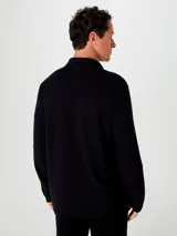 Polo de piqué verde militar con mangas largas, cuello clásico y tapeta de dos botones.