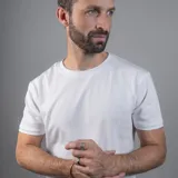 Remera blanca de algodón 100%, de manga corta y cuello redondo, con corte regular.